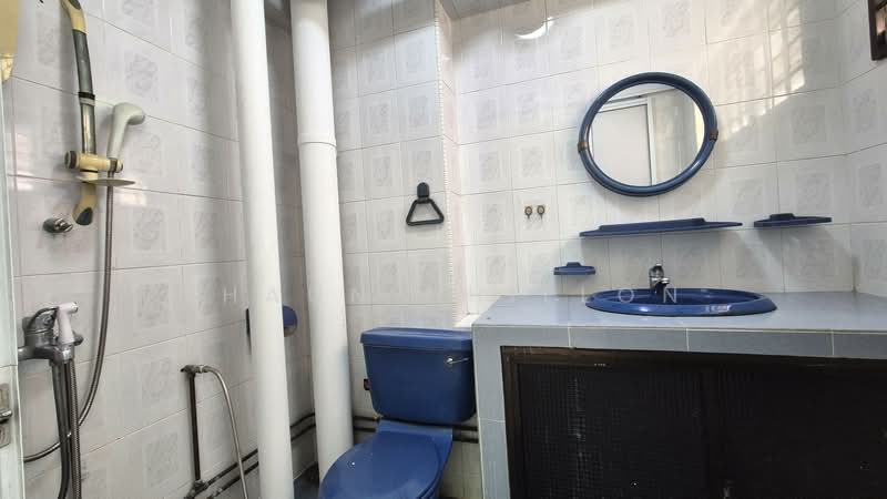 451 Hougang Avenue 10 HDB Flat For Sale at S$ 550,000 | PropertyGuru Singapore - Master Bathroom
