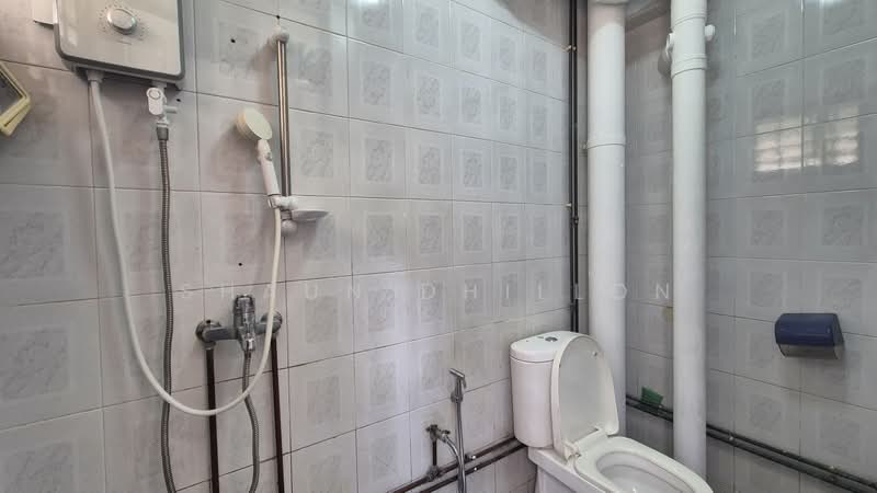 451 Hougang Avenue 10 HDB Flat For Sale at S$ 550,000 | PropertyGuru Singapore - Bathroom