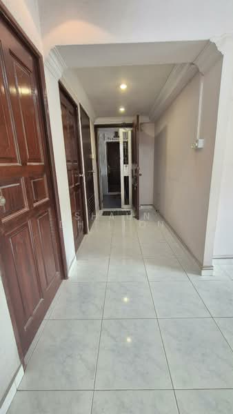 451 Hougang Avenue 10 HDB Flat For Sale at S$ 550,000 | PropertyGuru Singapore - Corridor