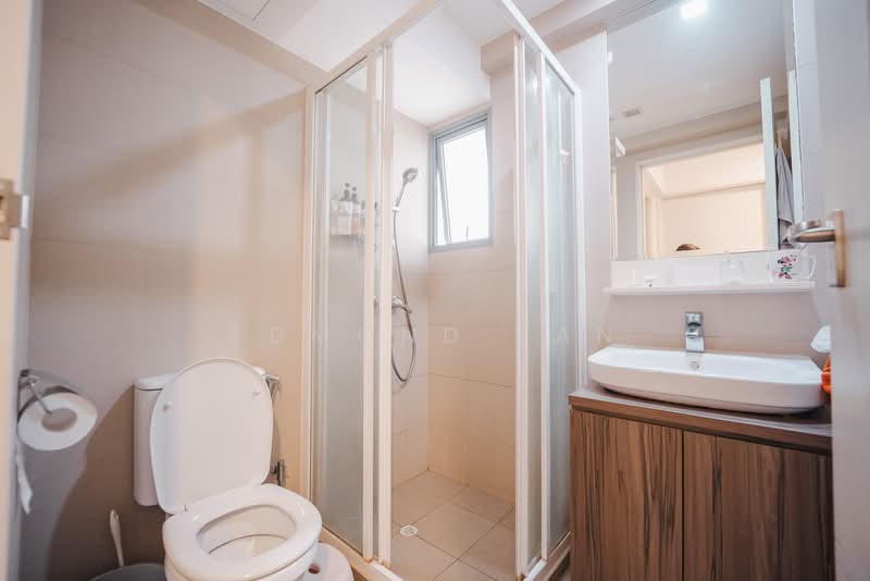 138B Yuan Ching Road HDB Flat For Sale at S$ 588,888 | PropertyGuru Singapore - Bathroom
