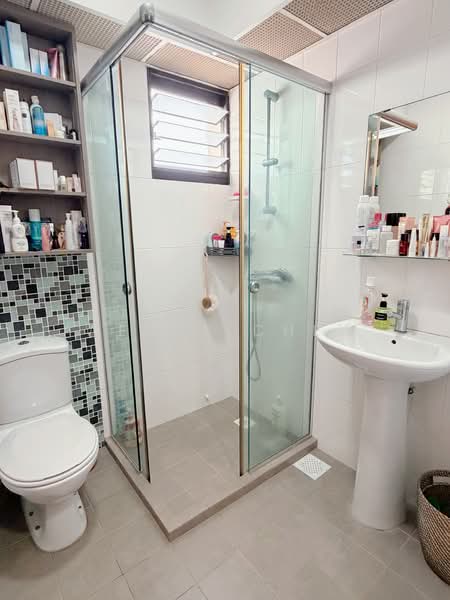 302A Woodlands Street 31 HDB Flat For Sale at S$ 588,800 | PropertyGuru Singapore - Bathroom