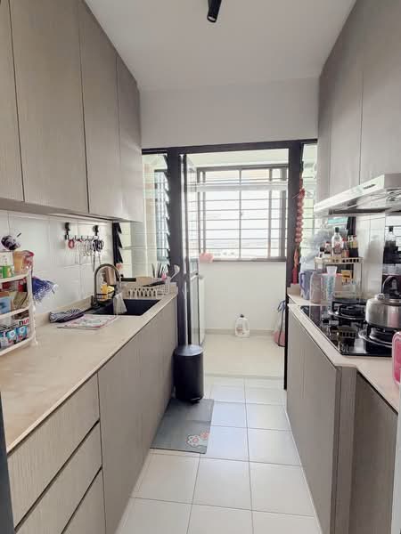 302A Woodlands Street 31 HDB Flat For Sale at S$ 588,800 | PropertyGuru Singapore - Kitchen