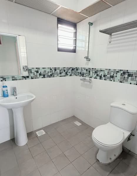 302A Woodlands Street 31 HDB Flat For Sale at S$ 588,800 | PropertyGuru Singapore - Bathroom