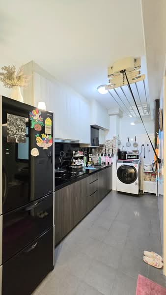 418B Fernvale Link HDB Flat For Sale at S$ 378,000 | PropertyGuru Singapore - Kitchen