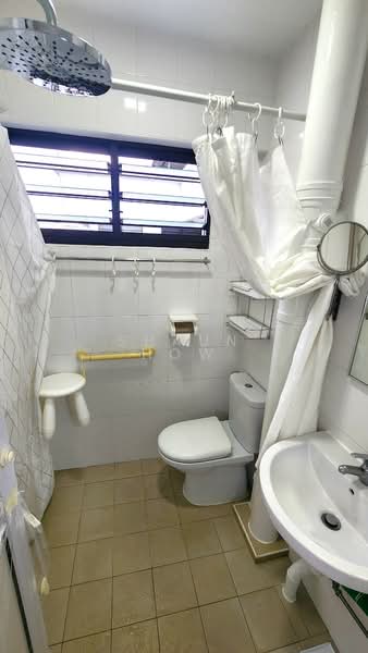 220 Yishun Street 21, 220 Yishun Street 21, 2 Bedrooms, 721 sqft, HDB Flat For Rent, by Shaun How, 500079424 - Bathroom - PropertyGuru.com.sg