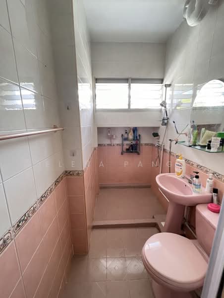 569 Choa Chu Kang Street 52 HDB Flat For Sale at S$ 599,999 | PropertyGuru Singapore - Bathroom