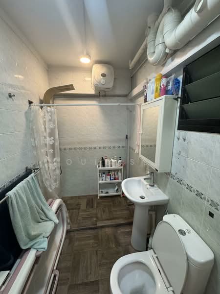 576 Woodlands Drive 16 HDB Flat For Sale at S$ 670,000 | PropertyGuru Singapore - Bathroom