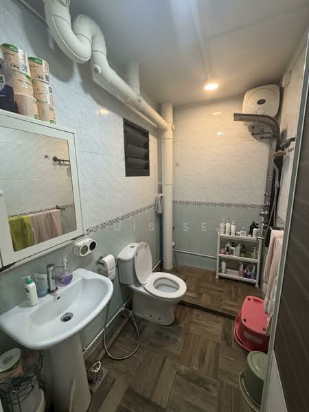 576 Woodlands Drive 16 HDB Flat For Sale at S$ 670,000 | PropertyGuru Singapore - Bathroom