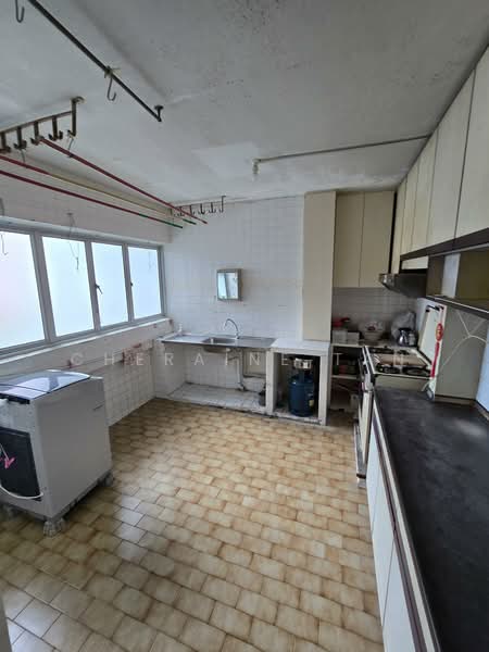 8 Jalan Rumah Tinggi HDB Flat For Sale at S$ 580,000 | PropertyGuru Singapore - Kitchen