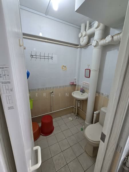 8 Jalan Rumah Tinggi HDB Flat For Sale at S$ 580,000 | PropertyGuru Singapore - Common Bathroom