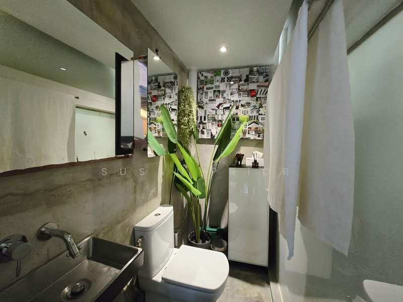 Blair Road Baby, Nearby Spottiswoode Park Road, 2 Bedrooms, 1,950 sqft, Conservation House For Rent, by Susan Prior, 500079612 - Bathroom - PropertyGuru.com.sg