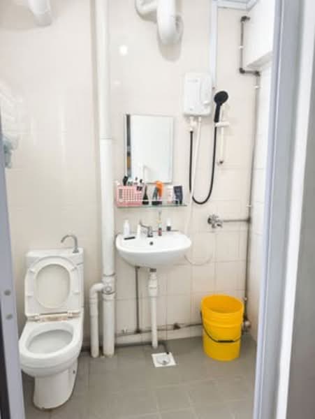 845 Woodlands Street 82, 845 Woodlands Street 82, 3 Bedrooms, 905 sqft, HDB Flat For Rent, by Jason Chen, 500079630 - Bathroom - PropertyGuru.com.sg