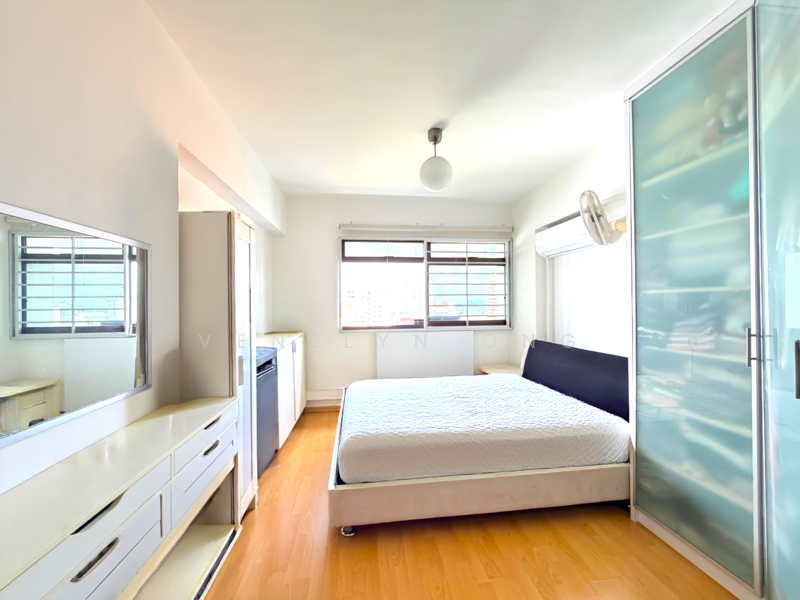 290 Bishan Street 24 HDB Flat For Sale at S$ 988,000 | PropertyGuru Singapore - Master Bedroom