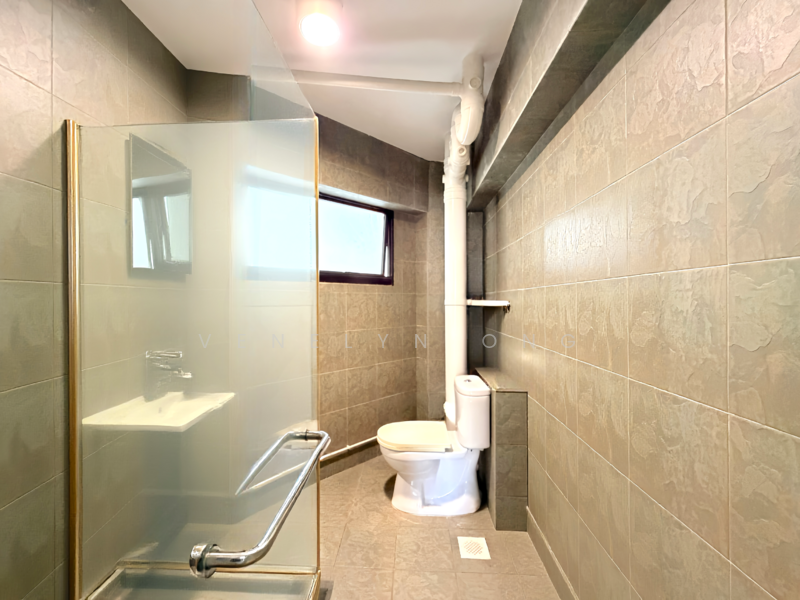 290 Bishan Street 24 HDB Flat For Sale at S$ 988,000 | PropertyGuru Singapore - Bathroom