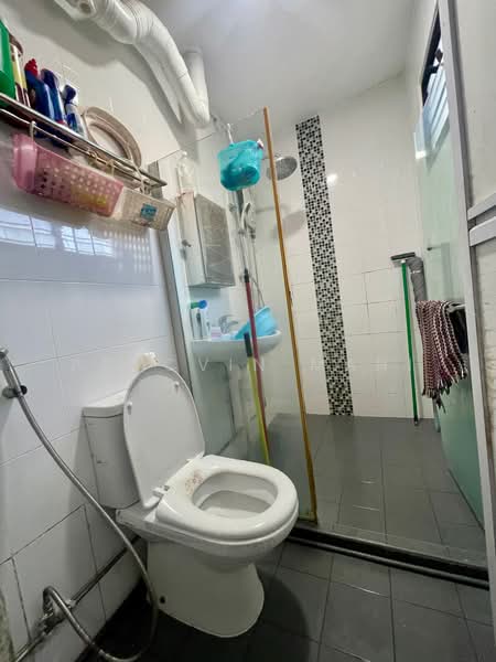 146 Bedok Reservoir Road HDB Flat For Sale at S$ 595,000 | PropertyGuru Singapore - Bathroom