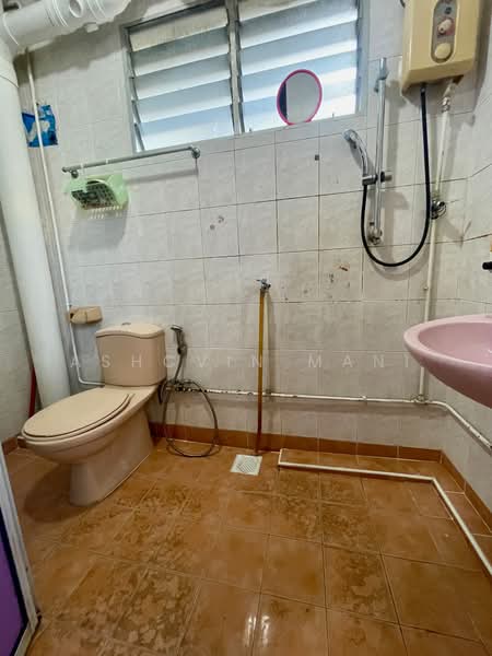 146 Bedok Reservoir Road HDB Flat For Sale at S$ 595,000 | PropertyGuru Singapore - Bathroom