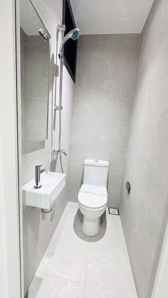 Pinery Residences Condominium For Sale at S$ 1,930,000 | PropertyGuru Singapore - Bathroom