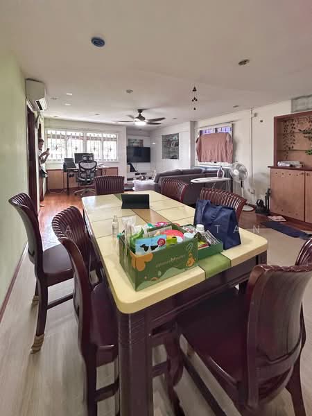 569 Choa Chu Kang Street 52 HDB Flat For Sale at S$ 599,999 | PropertyGuru Singapore - Living Room