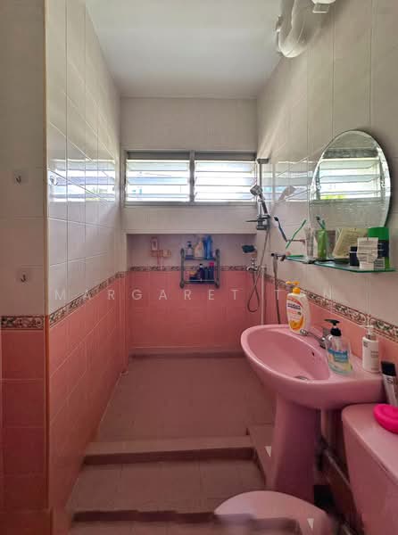 569 Choa Chu Kang Street 52 HDB Flat For Sale at S$ 599,999 | PropertyGuru Singapore - Bathroom