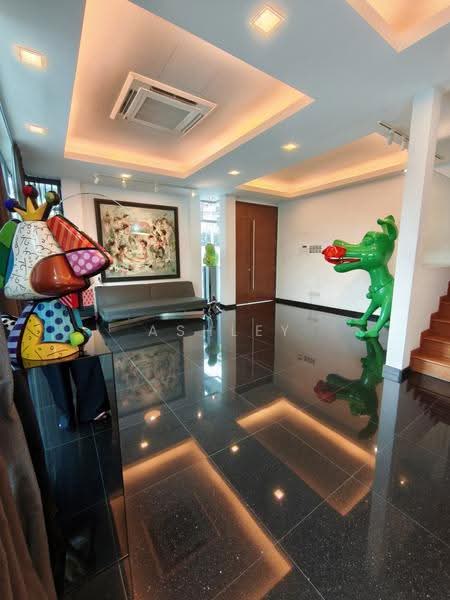 Value Buy! Modern 2.5 Storey Corner-T @ Seletar Hills Estate, Jalan Joran Jalan Redop Seletar Crescent Seletar Hills Drive Jalan Bangau Jalan Lebat Daun Jalan Jarak Jalan Jitong Jalan Peradun Jalan Lakum, Seletar / Yio Chu Kang, 5 Bedrooms, 3,600 sqft, Corner Terrace For Sale, by Ashley Wong Hui Min (黄鏸慜), 500079710 - Living Room - PropertyGuru.com.sg