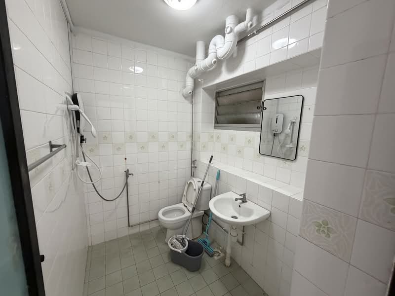 770 Choa Chu Kang Street 54 HDB Flat For Sale at S$ 530,000 | PropertyGuru Singapore - Bathroom
