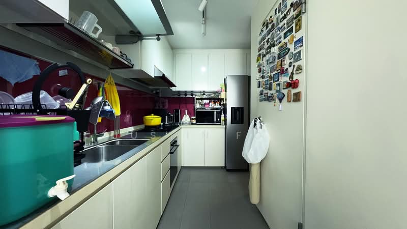 Heron Bay Executive Condominium For Sale at S$ 2,150,000 | PropertyGuru Singapore - Kitchen