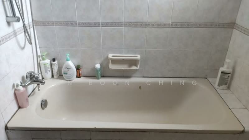 Parc Oasis Condominium For Sale at S$ 1,600,000 | PropertyGuru Singapore - Bathroom