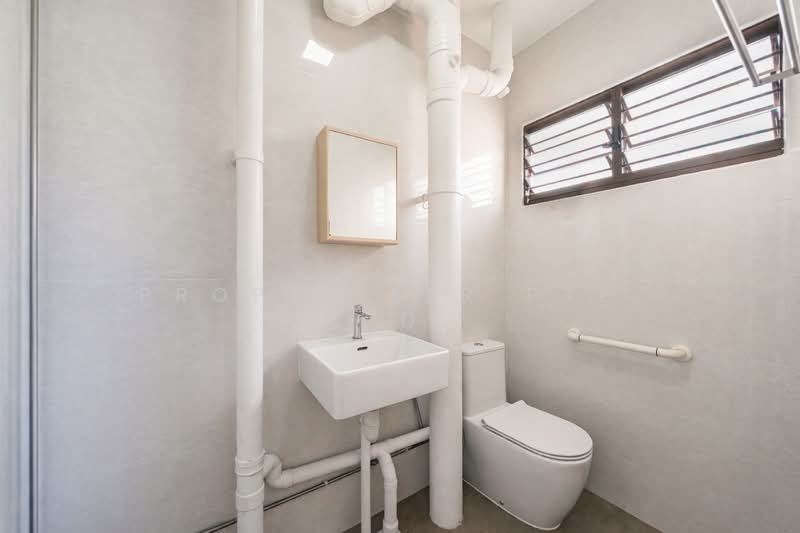 852 Yishun Street 81 HDB Flat For Sale at S$ 570,000 | PropertyGuru Singapore - Bathroom