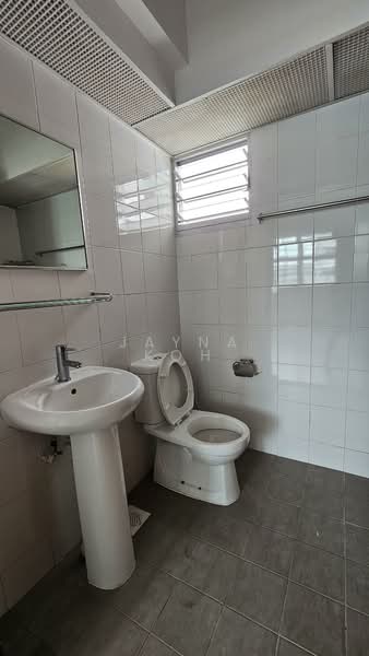 463B Sembawang Drive, 463B Sembawang Drive, 2 Bedrooms, 990 sqft, HDB Flat For Rent, by Jayna Koh, 500079883 - Bathroom - PropertyGuru.com.sg