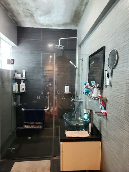 127 Tampines Street 11 HDB Flat For Sale at S$ 760,000 | PropertyGuru Singapore - Bathroom