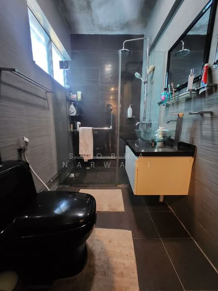 127 Tampines Street 11, 127 Tampines Street 11, 3 Bedrooms, 1,450 sqft, HDB Flat For Sale, by Shobha Narwani, 500079892 - Bathroom - PropertyGuru.com.sg