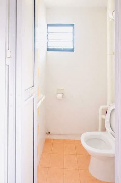 645 Hougang Avenue 8 HDB Flat For Sale at S$ 430,000 | PropertyGuru Singapore - Bathroom
