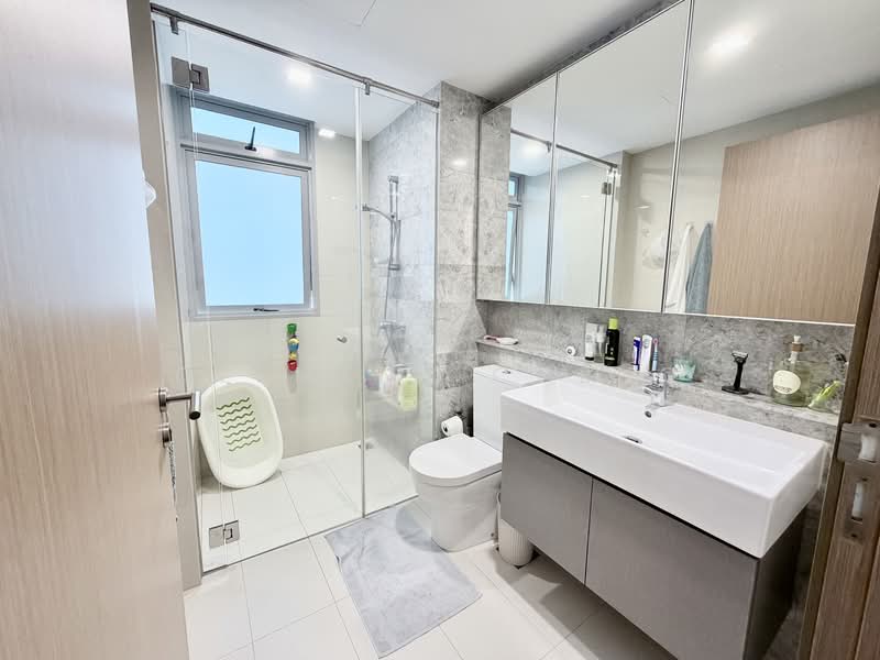Q Bay Residences Condominium For Sale at S$ 2,450,000 | PropertyGuru Singapore - Bathroom
