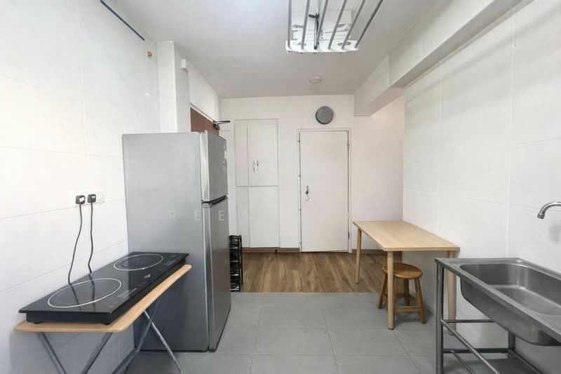 103A Canberra Street HDB Flat For Sale at S$ 400,000 | PropertyGuru Singapore - Kitchen