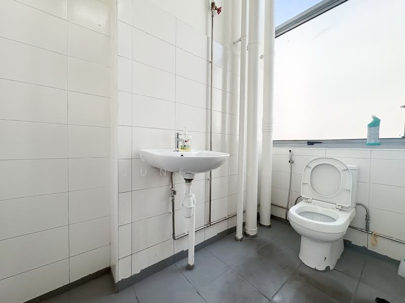 Wcega Plaza, 1 Bukit Batok Crescent, 2,368 sqft, Light Industrial (B1) For Sale, by June Ling, 500079931 - Bathroom - CommercialGuru.com.sg