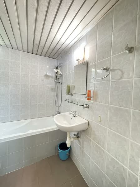 Pandan Valley Condominium For Sale at S$ 2,500,000 | PropertyGuru Singapore - Bathroom