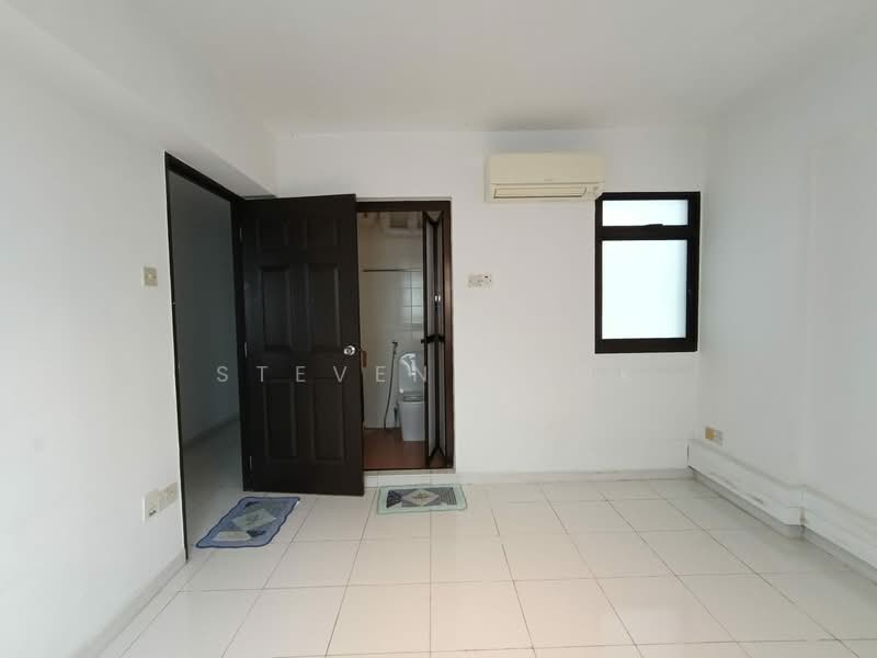 656 Senja Road, 656 Senja Road, 3 Bedrooms, 1,184 sqft, HDB Flat For Rent, by Steven Kwok, 500080047 - Master Bedroom with attached Bathroom - PropertyGuru.com.sg