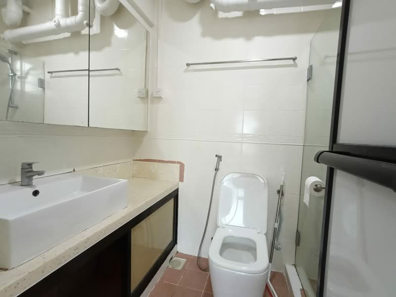 656 Senja Road, 656 Senja Road, 3 Bedrooms, 1,184 sqft, HDB Flat For Rent, by Steven Kwok, 500080047 - Master Bathroom - PropertyGuru.com.sg