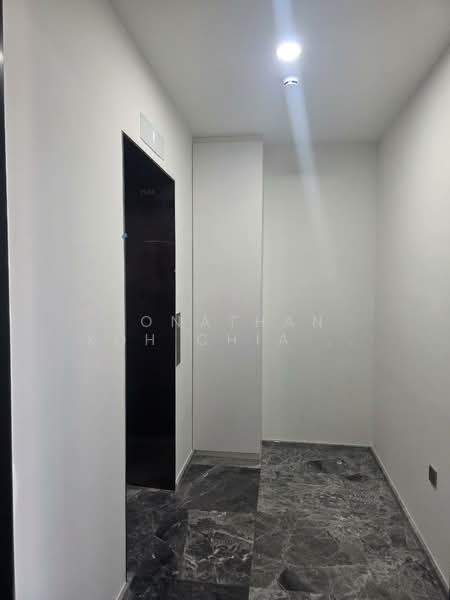 One Bernam, 1 Bernam Street, 3 Bedrooms, 1,421 sqft, Condominium For Rent, by Jonathan Koh Chiang Liang, 500080098 - Corridor - PropertyGuru.com.sg