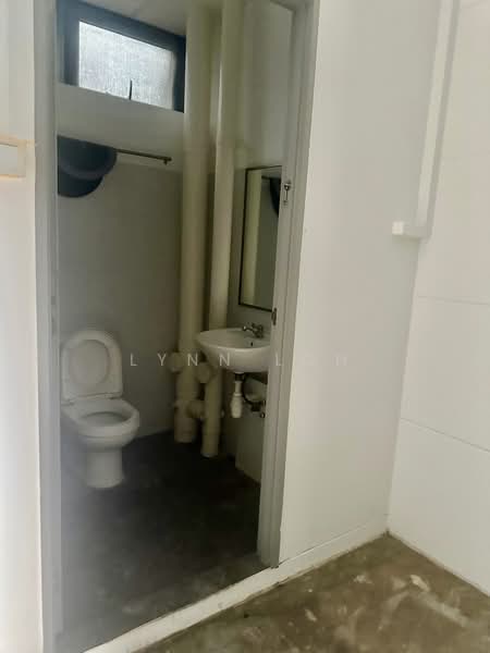 Mega@Woodlands, 39 Woodlands Close, 1,808 sqft, Light Industrial (B1) For Sale, by Lynn Loh, 500080138 - Bathroom - CommercialGuru.com.sg