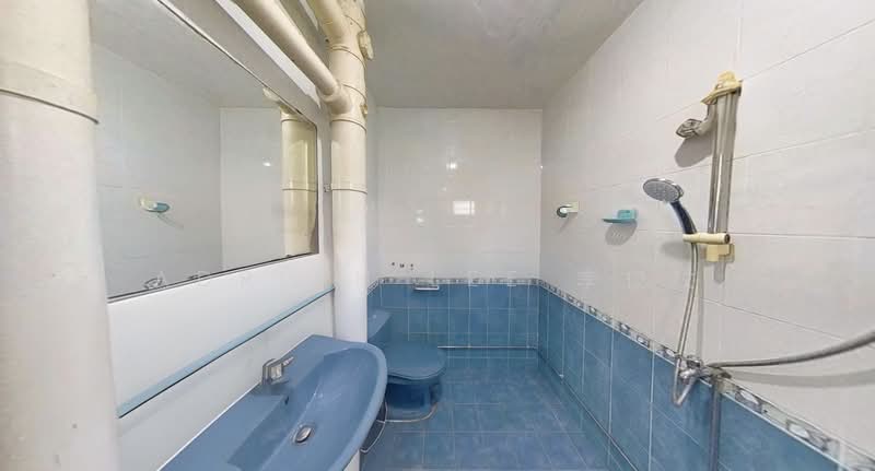 549 Jurong West Street 42 HDB Flat For Sale at S$ 720,000 | PropertyGuru Singapore - Bathroom