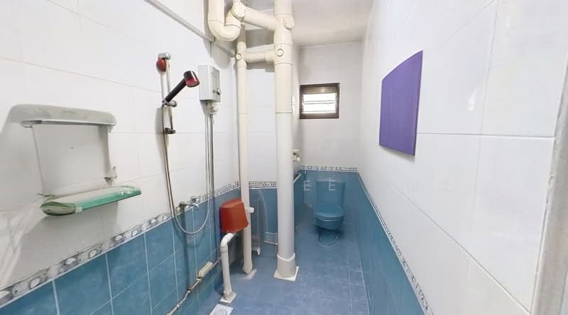 549 Jurong West Street 42 HDB Flat For Sale at S$ 720,000 | PropertyGuru Singapore - Bathroom