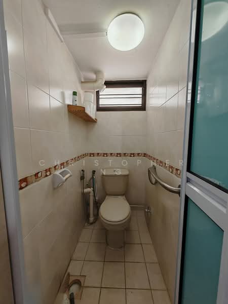 76 Lorong Limau HDB Flat For Sale at S$ 360,000 | PropertyGuru Singapore - Bathroom