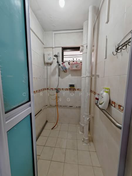 76 Lorong Limau HDB Flat For Sale at S$ 360,000 | PropertyGuru Singapore - Bathroom
