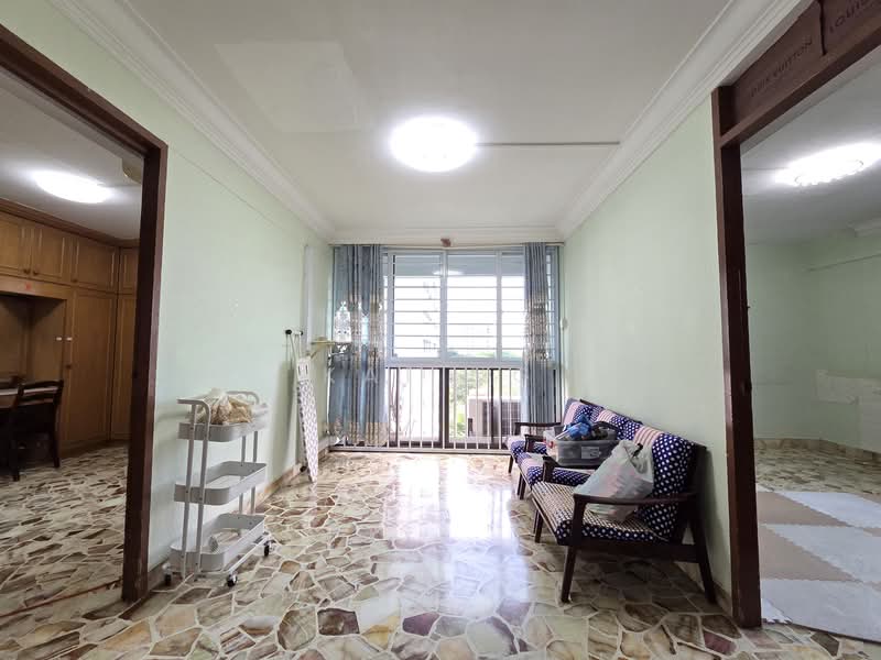 218 Lorong 8 Toa Payoh HDB Flat For Sale at S$ 688,000 | PropertyGuru Singapore - Living Room