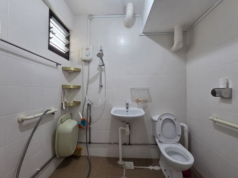 218 Lorong 8 Toa Payoh HDB Flat For Sale at S$ 688,000 | PropertyGuru Singapore - Bathroom