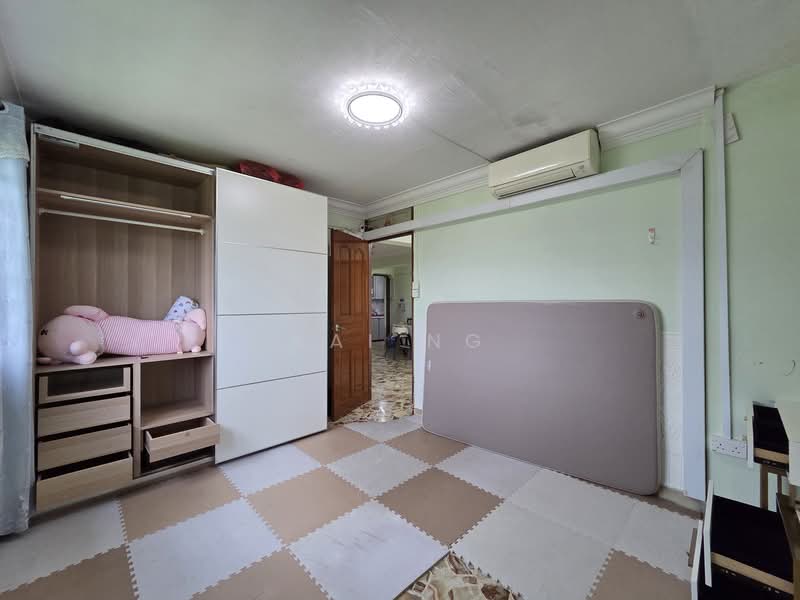 218 Lorong 8 Toa Payoh HDB Flat For Sale at S$ 688,000 | PropertyGuru Singapore - Bedroom