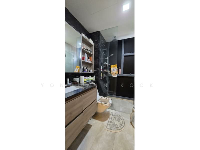 Belgravia Villas Cluster House For Sale at S$ 4,200,000 | PropertyGuru Singapore - Lvl 2 - Master Bathroom