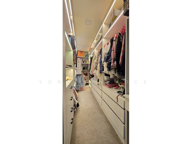 Belgravia Villas Cluster House For Sale at S$ 4,200,000 | PropertyGuru Singapore - Lvl 2 - Master Walk-in Wardrobe