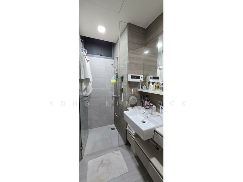 Belgravia Villas Cluster House For Sale at S$ 4,200,000 | PropertyGuru Singapore - Lvl 3 - Common Bathroom